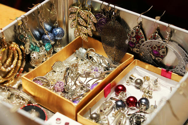 装满女人珠宝和耳环的盒子