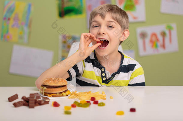 孩子吃糖果和快餐