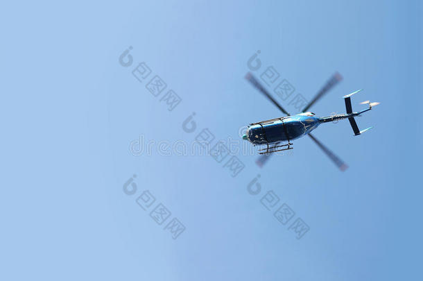 应急救援运输直升机在蓝天飞行
