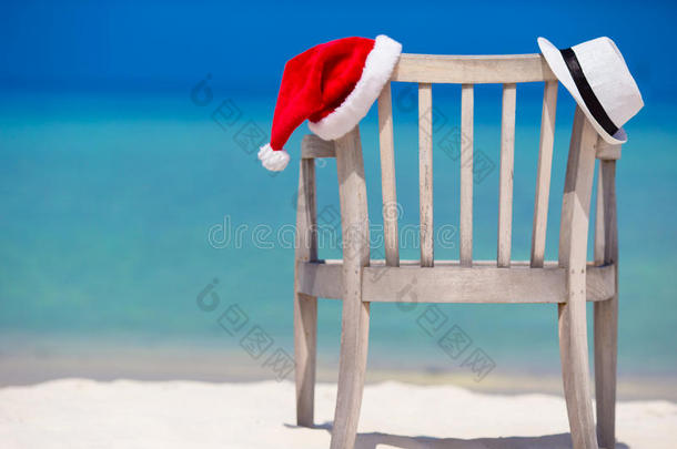 圣诞节概念：海滩椅子与红色圣诞老人和