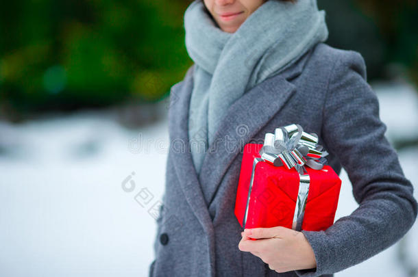 在<strong>冬季</strong>关闭<strong>红色</strong>圣诞盒礼物