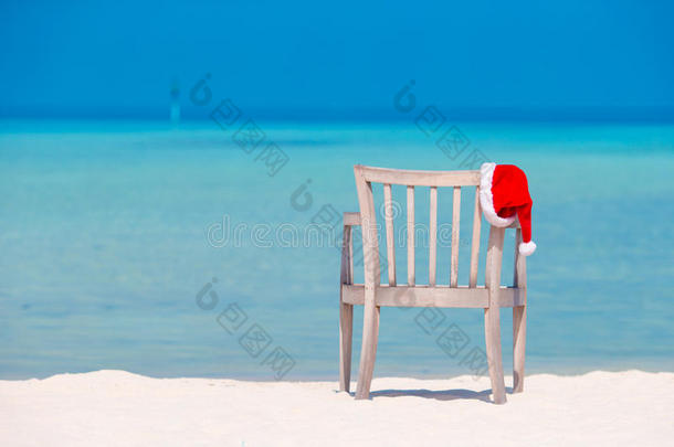 圣诞节的概念。 热带白色的红色圣诞老人帽子