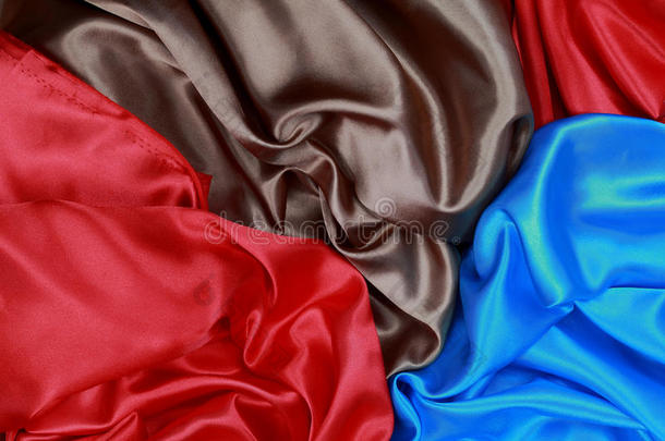 蓝色、棕色和红色的波浪褶皱绸缎布