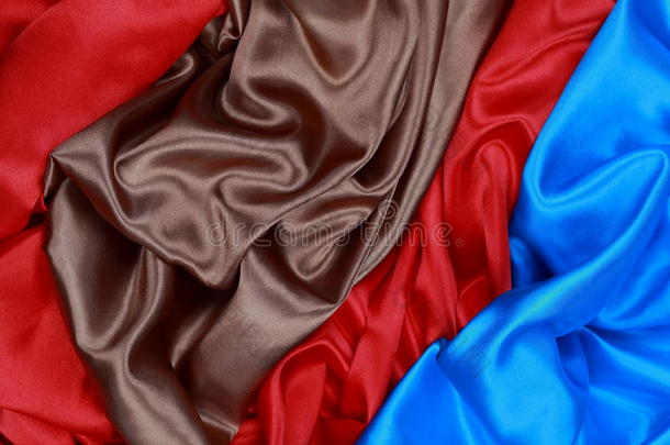 蓝色、棕色和红色的波浪褶皱绸缎布