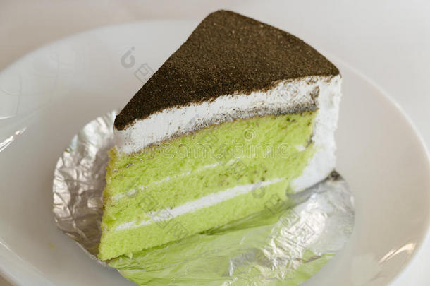 白色盘子上的绿茶蛋糕