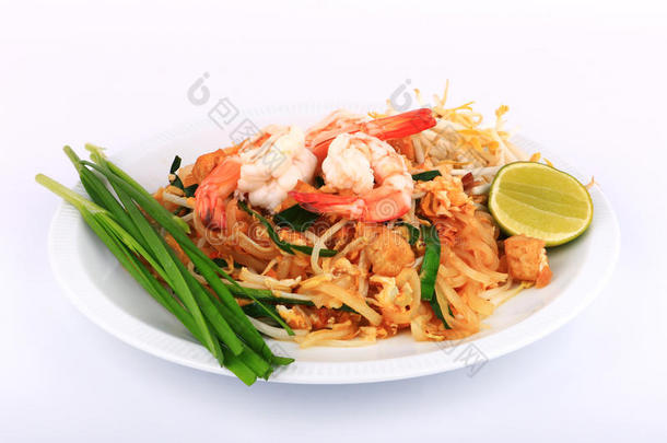 泰国炸面与虾，<strong>炒面</strong>与虾在餐桌上。 前视图隔离白色，棕色ba