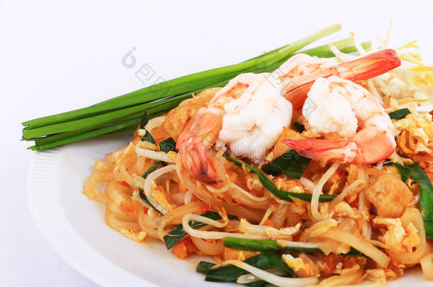 泰国炸面与虾，<strong>炒面</strong>与虾在餐桌上。 前视图隔离白色，棕色ba