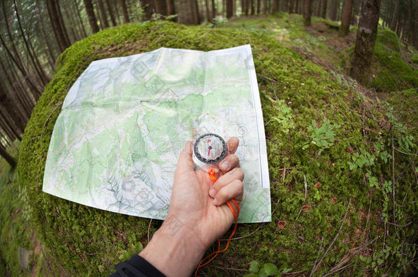 用地图和指南针在森林中找到正确的位置