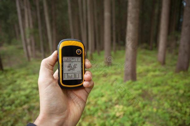 通过GPS在森林中找到正确的位置