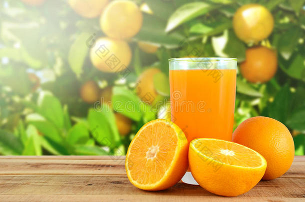 橙汁和橘子放在木桌上。