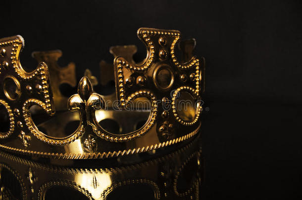 黑色背景上的金色皇冠