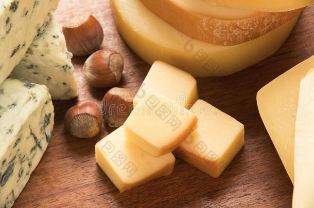 砧板上有不同的奶酪。