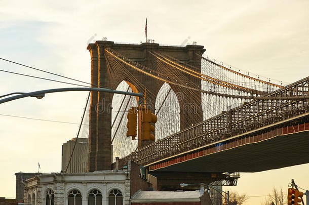 日落时布鲁克林大桥一根柱子的特写镜头