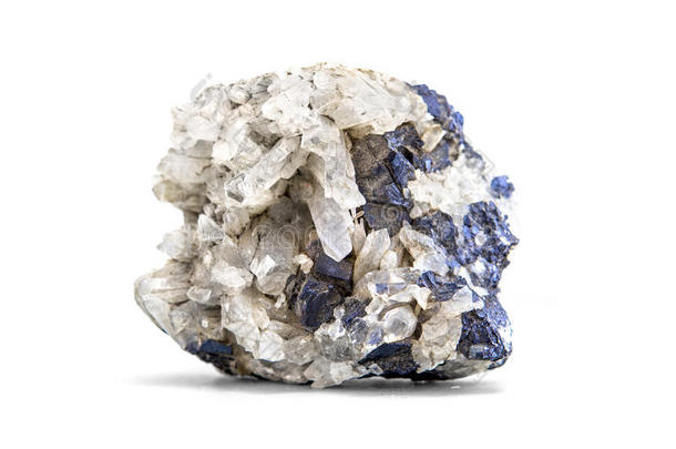 方铅矿金属矿石矿物样品是一种稀土矿物，由锌和铅分离在白色的夹闭路径上