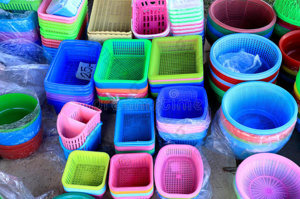 五颜六色的塑料桶和容器在杂物间展出