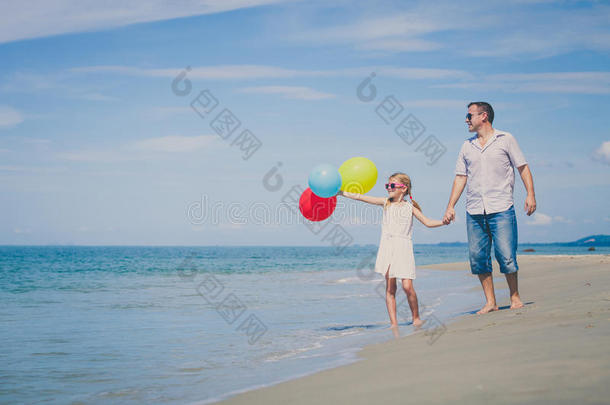 <strong>爸爸</strong>和女儿在<strong>爸爸</strong>的海滩上玩气球