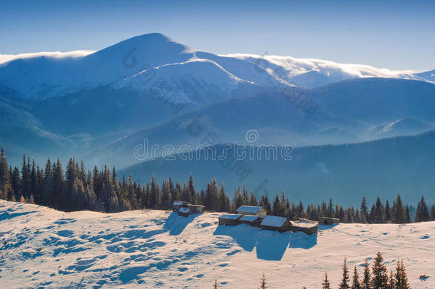 阿尔卑斯山背景建筑圣诞节气候