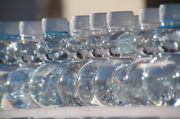 分批塑料瓶的水。