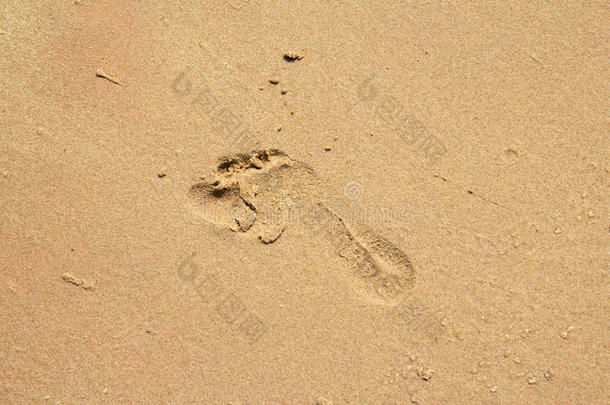 孩子脚踩在沙子上