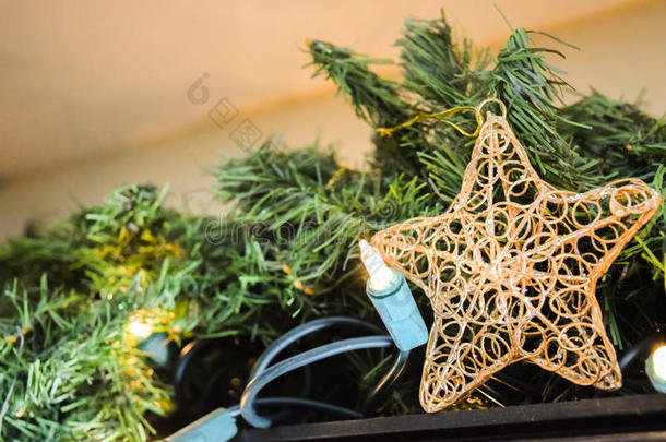 圣诞树上的星星装饰新年用模糊的背景装饰