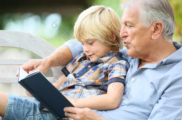 祖父给他的孙子读故事