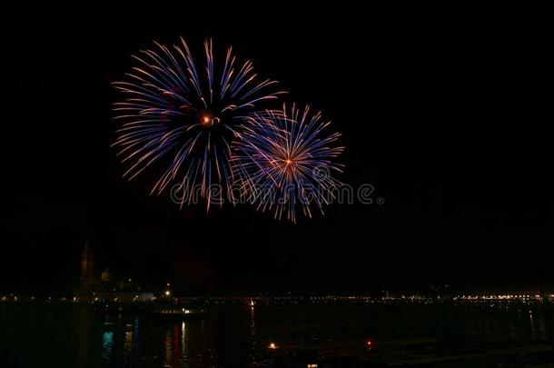 大蓝色烟花在夜空中在威尼斯爆炸，新年烟花在威尼斯，7月4日，独立，烟花爆炸，新年，