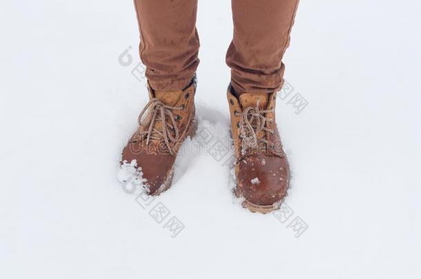 脚穿靴子在雪地上
