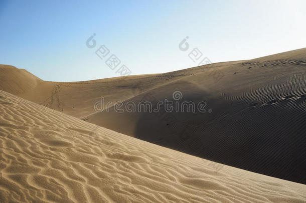 沙漠中沙丘上自然颜色的脚步声