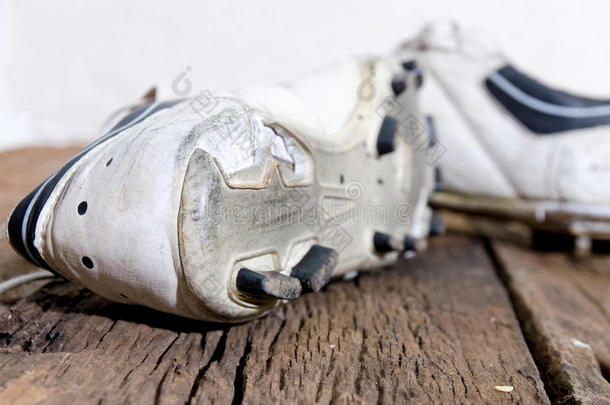 一双旧足球靴，用足<strong>球鞋</strong>在旧木头上