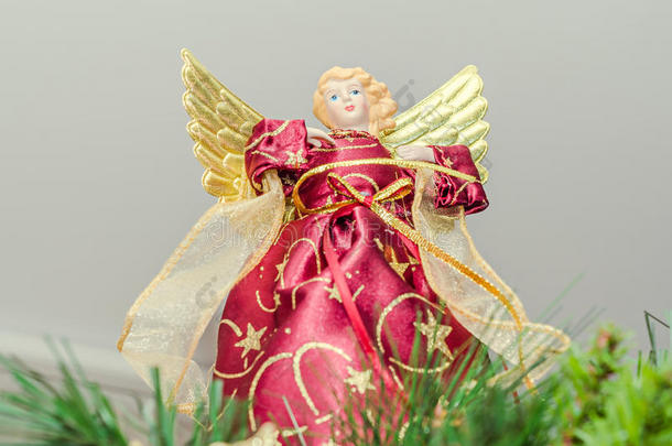 天使圣诞树装饰品，托珀，特写。 穿着有翅膀的天使
