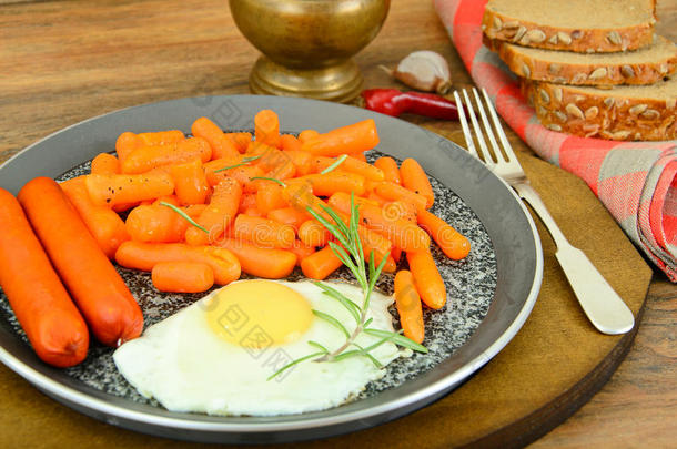 煎鸡蛋加油炸香肠和胡萝卜