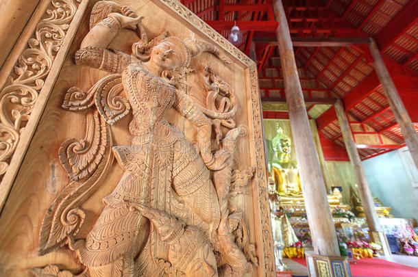 泰国寺庙木门上的古代艺术图案