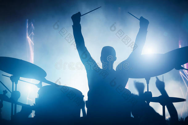 鼓手在音乐音乐会上<strong>打鼓</strong>。 俱乐部灯