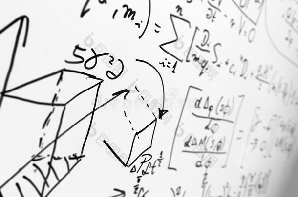 白板上的复杂数学公式。 数学和科学与经济学