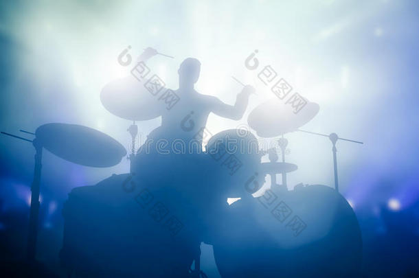 鼓手在音乐音乐会上打鼓。 俱乐部灯