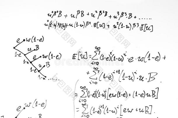 白板上的复杂数学公式。 数学和科学与经济学