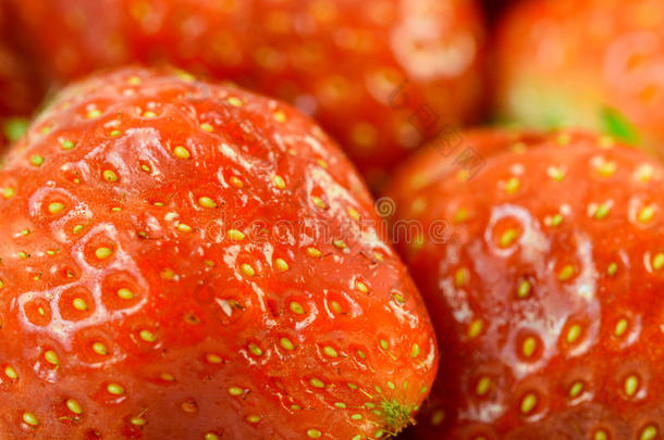 水果市场上新鲜的红色草莓