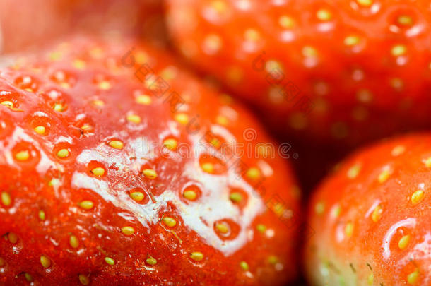 <strong>水果</strong>市场<strong>上新</strong>鲜的红色草莓