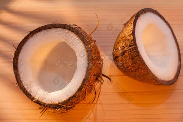 早晨<strong>阳光下</strong>的新鲜椰子