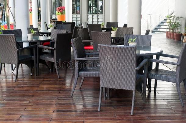 餐厅和室外餐厅的空藤餐桌