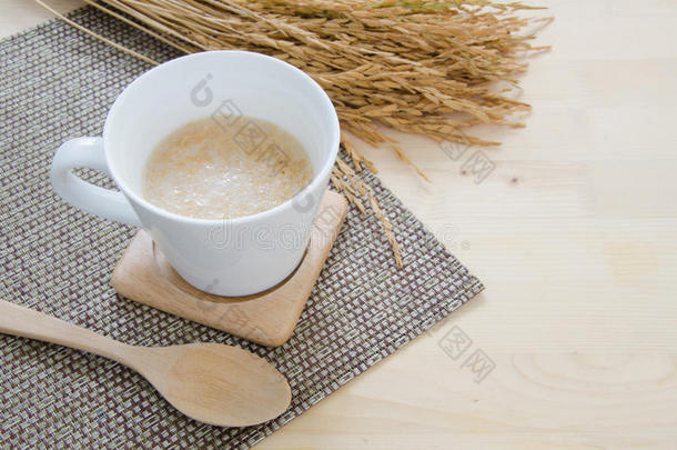 谷类食品在白色杯子和大米干燥，放置在侧面。