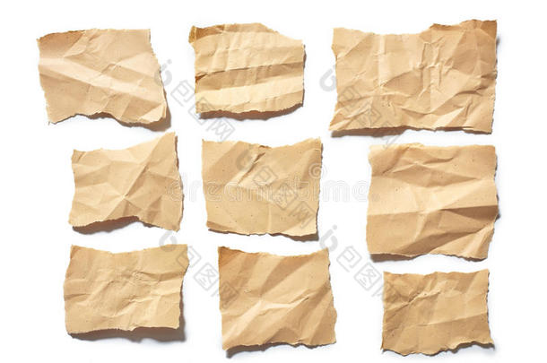 收集真实的棕色纸，在白色背景下撕破或撕破的纸张