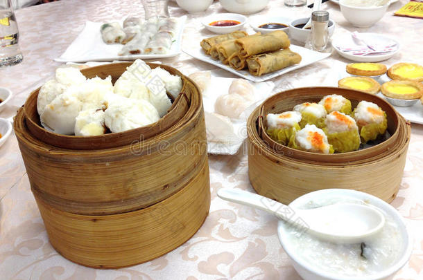 中国猪肉包子和蒸汽饺子