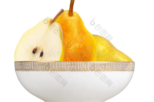 美丽的新鲜黄花梨在盘子里隔离在白色上