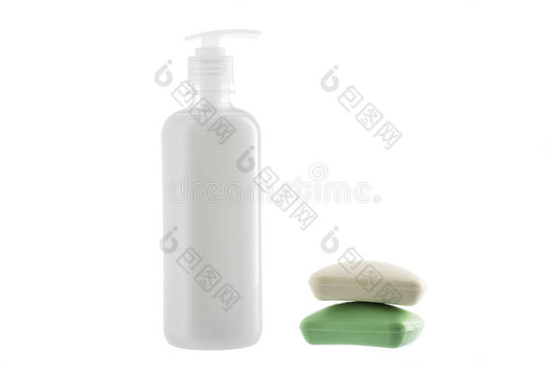 一瓶液体肥皂和两条肥皂在白色背景上