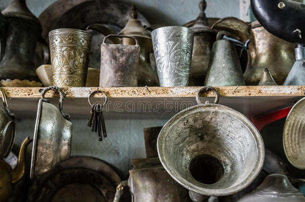 古董铜罐和花瓶在古董店出售