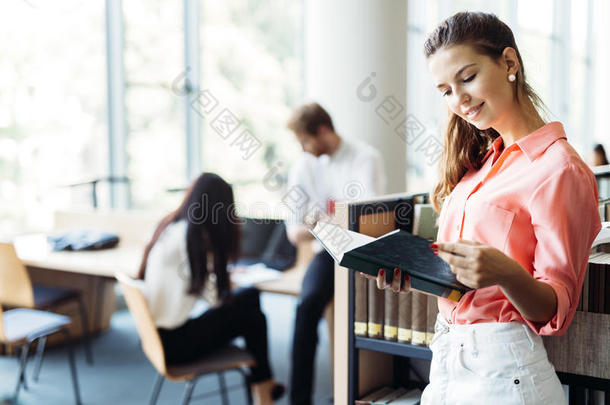 美女在图书馆看书