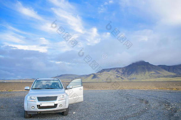 通用SUV4WD汽车旅行在冰岛，跨越法斯克鲁兹夫乔尔，冰岛。 在冰岛的道路上旅行。