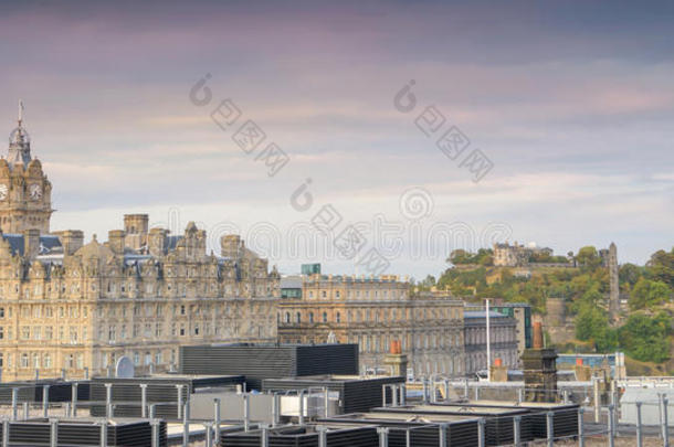 爱丁堡全景天际线在日落，历史建筑。 包括爱丁堡城堡，巴尔莫勒酒店钟楼