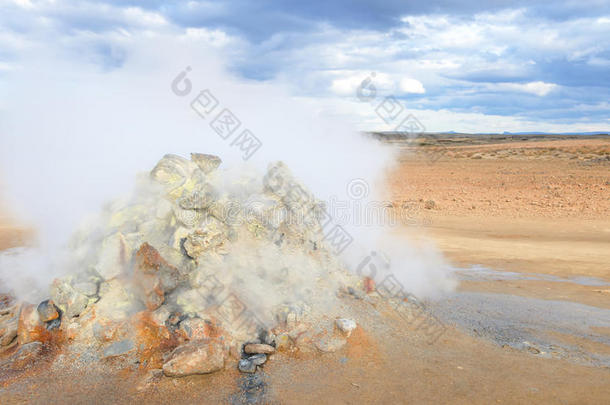 富马油从Myva湖附近的Hverir冰岛地热区的火山活动中<strong>疏散</strong>加压热硫气体